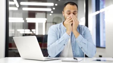 Genç, Afro-Amerikan bir iş yerinde çalışırken mevsimsel alerjilerden muzdarip genç bir işadamı. Alerjik girişimci hapşırır ve burnunu mendille siler.