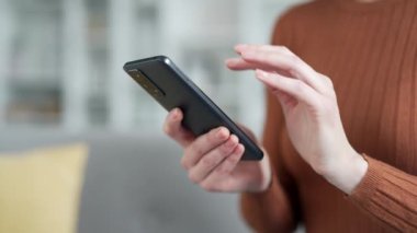 Modern oturma odasındaki telefonla konuşan kadın ellerini kapat. Dijital iletişimde, internette veya sosyal medyada yer alan genç bir kadın. Teknoloji kullanımı, yaşam tarzı, bağlantı kavramı