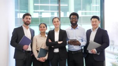 Modern ofiste gülümseyen başarılı çok ırklı iş adamlarının portresi. Takım çalışması şirket iş arkadaşı başkanlığı ve iş adamları profesyonel liderler ve kapalı alanda çalışanlar