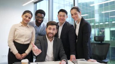 Kendinden emin iş adamı seni modern ofiste takıma davet ediyor. Çalışanlar, girişimciler, yatırımcılar yatırım yapmak veya işe almak için çağrıda bulunuyor. Bize katıl liderleri ekip üyeleri kameraya bakıyor.