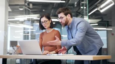 Sinirli yönetici, iş yerinde otururken genç üzgün bir bayanla kavga ediyor. Kızgın işveren problemler hakkında konuşuyor. Memnun olmayan patron iş sonuçlarından memnun değil.