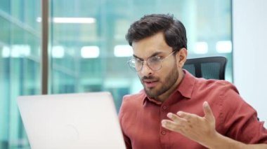 Hüsrana uğramış işadamı iş yerindeki masada otururken dizüstü bilgisayarında kötü haberler okuyor. Şok olmuş endişeli işçi, bilgisayardaki olumsuz bilgileri incelerken sinirleniyor. Kapat.