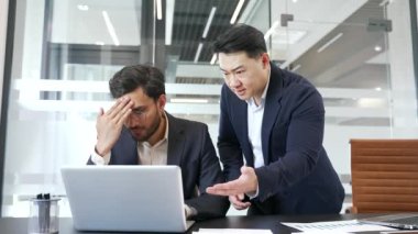 Kızgın patron, iş yerindeki dizüstü bilgisayarında otururken alt tabakayla kavga ediyor. Kızgın işveren problemler hakkında konuşuyor. Yönetici iş sonuçlarından memnun değil