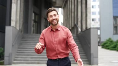 Kendine güveni tam yakışıklı iş adamı seni ofis binasının girişindeki takıma davet ediyor. İşveren, girişimci, yatırımcı kameraya yatırım yapmak ya da işe almak için arar. Bize katıl.