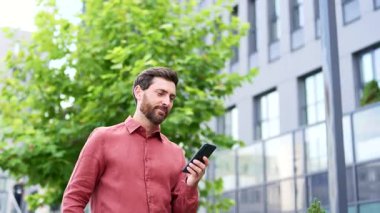 Şehirdeki kendine güvenen adam akıllı telefonuyla yürüyor. Yakışıklı iş adamı şehir merkezinin dışında telefon kullanıyor. Mesajları kontrol etmek, çevrimiçi sohbet etmek, iş hayatı ve teknoloji kullanımını gözler önüne sermek