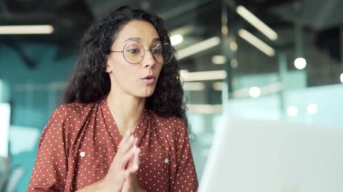 İş adamı, iş yerindeki çalışma masasında oturan bir dizüstü bilgisayarla bir video görüşmesinde konuşuyor. Bayan müdürün bir iş toplantısı var. Koç çevrimiçi kurs veya eğitimde uzaktan konuşuyor. Kapat.