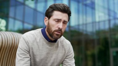 Olgun iş adamı şehir ortamında, derin düşüncelere dalmış ve stres altında oturuyor. Ruh sağlığı sorunları olan profesyonellerin karşılaştığı zorluklar, depresyon ve endişe kavramı