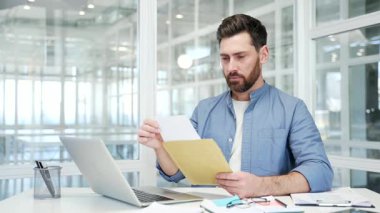 İş yerinde oturmuş kötü haberlerle dolu bir mektup okuyan hayal kırıklığına uğramış bir işadamı. Zarfı açtıktan sonra tatsız olumsuz tebligat alan endişeli girişimci hayal kırıklığına uğradı