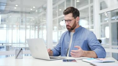 İş yerinde otururken dizüstü bilgisayarında yazılımla veya servisle ilgili sorunları olan endişeli bir iş adamı. Hayal kırıklığına uğramış çalışan kötü internet bağlantısından şikayetçi