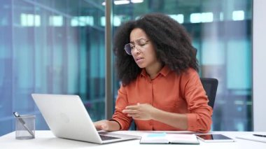 Göğüs geriliminden muzdarip genç Afrikalı Amerikalı iş kadını. İş yerindeki masada laptopta çalışırken kalp krizi geçirmiş. Siyah kadının acil tıbbi yardıma ihtiyacı var.