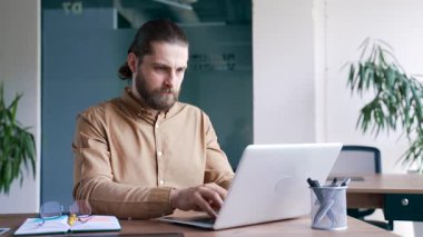 İş yerinde dizüstü bilgisayarla çalışan düşünceli bir iş adamı. Müdür, iş yerinde oturarak problem çözmeyi düşünüyor. Girişimci ya bir işle meşguldür ya da bilgisayardaki bir projeyle meşguldür