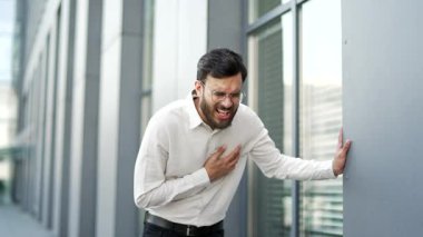 İş adamı kalp krizi geçirmiş. Ofis binasının yakınında yürürken göğsü gerilmiş. Elleriyle yara alan, derin nefes alan sağlıksız bir adamın acil tıbbi müdahaleye ihtiyacı var.