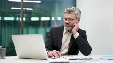 Çok çalışan işadamı iş yerindeki masasında oturmaktan sıkıldı. Resmi takım elbiseli yorgun çalışanlar çalışmaktan ve görevlerini yapmaktan yoruldu. Tembel bir işçi oyalanır, dikkati dağılır.