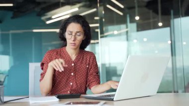 İş yerinde iş yerinde otururken bilgisayardaki görevle ilgili hayal kırıklığına uğramış genç bir bayan çalışan. Kafası karışmış iş kadını proje üzerinde çalışırken sorunları çözemez