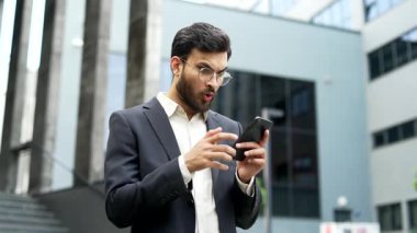 Resmi takım elbiseli hayal kırıklığına uğramış işadamı iş yerinin yakınındaki bir sokakta telefonla kötü haberler okuyor. Hüzünlü adam nahoş bir haber yüzünden üzgün, olumsuz bir mesaj yüzünden depresyona girmiş.