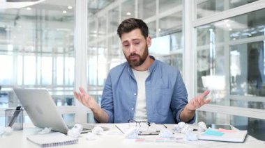 Yorgun işadamı iş yerindeki masasında oturmaktan sıkıldı. Aşırı çalışan üzgün finansör evrak işlerinden bıktı. Hayal kırıklığına uğramış erkek işçi depresyon ve umutsuzluğa kapılmış.