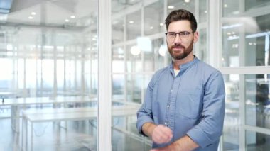 İş yerinde kollarını kavuşturmuş gülümseyen başarılı iş adamının portresi. Kendine güvenen mutlu yönetici kameraya bakıyor. Metin yazmak için boş kopya alanı. Reklam için şablon