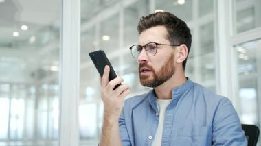 Kızgın işadamı iş yerinde telefonda konuşurken tartışıyor. Heyecanlı hoşnutsuz yönetici stresli iş durumunu ya da çatışma çözümünü çözüyor. Patron astlarını azarlar. Kapat.