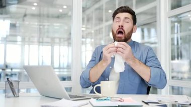 Hasta işadamı iş yerindeki bir masada otururken soğuk algınlığı ve öksürükten muzdarip oluyor. Üzgün erkek öksürüyor, hapşırıyor, burnunu mendille siliyor, sıcak bir içecek içiyor. Adam grip olmuş.