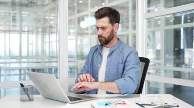 Alerji saldırısı. Kaşıntı ya da pruritus. İşadamı iş yerinde otururken alerjik reaksiyon ya da sivrisinek ısırığı yüzünden acı çekiyor. İnsanda uyuz olur ya da stres sonucu vücutta çizikler oluşur.