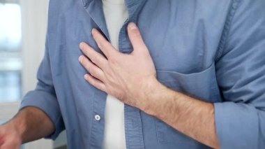 Kapatın. Erkek eli, masaj sandığı tutuyor. Mavi gömlekli bir iş adamı bir iş yerinde otururken kalp krizi geçirir. Hasta işçi derin nefes alıyor, tıbbi yardıma ihtiyacı var.