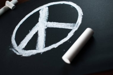 Tahtaya beyaz tebeşirle çizilmiş barış sembolü