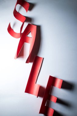 Mavi karatahtaya kırmızı bir pankart yakıyorum.