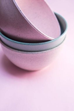 Pembe arka planda pembe seramik saksıları.