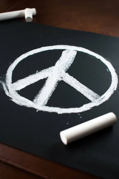 黒板に白いチョークで描かれた平和のシンボル — ストック写真