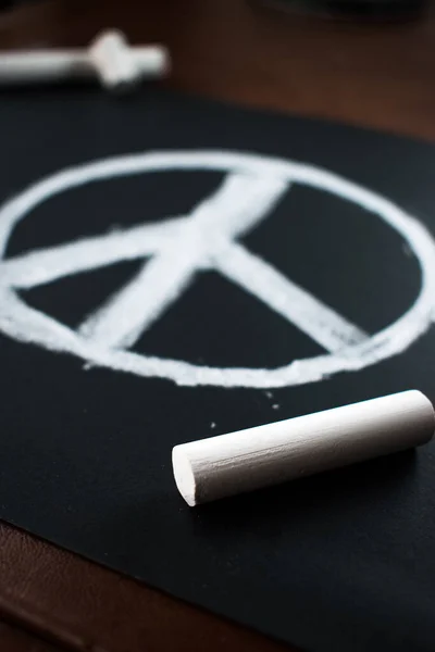 Tahtaya beyaz tebeşirle çizilmiş barış sembolü