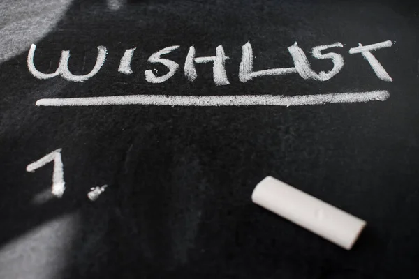 Tahtaya beyaz tebeşirle dilek listesi yazmak