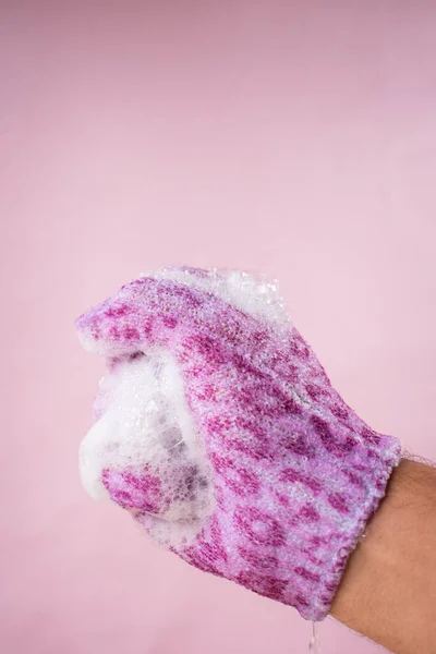 Koupelová Rukavice Mýdlem Pěnou Růžovém Pozadí — Stock fotografie