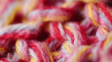 Pembe ve sarı örgü yün süveter desenli.