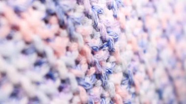 Bir süveterin mavi ve pembe yün dokusunun dikey videosu