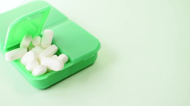 Mano Tomando Una Píldora Algunas Píldoras Pillbox Verde Sobre Fondo — Vídeo de stock