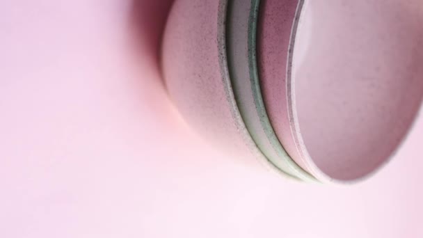 手拿亮粉色背景粉红陶瓷罐的垂直视频 — 图库视频影像