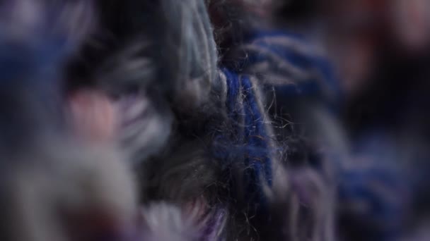 一件毛衣的蓝色和粉色针织羊毛质地特写的垂直视频 — 图库视频影像