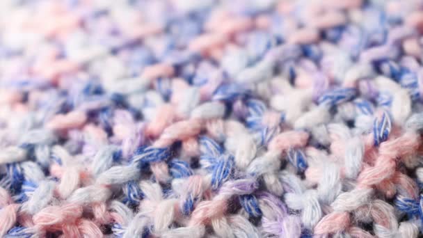 羊毛衫蓝色和粉色针织毛线的特写 — 图库视频影像