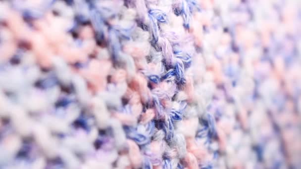 스웨터의 파란색 분홍색 편직물로 질감을 가까이 — 비디오