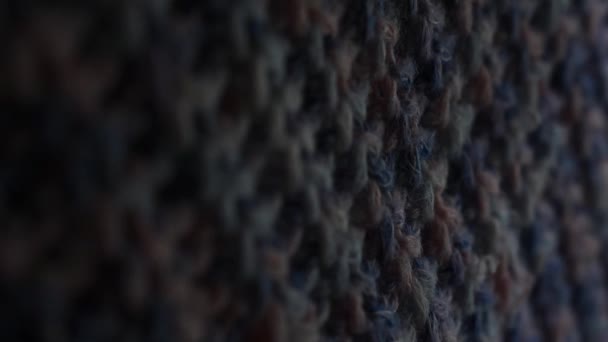 セーターの青とピンクのニットウールのテクスチャのクローズアップの垂直ビデオ — ストック動画