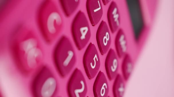 Вертикальне Відео Фокусування Рожевого Калькулятора Білими Числами Рожевій Поверхні — стокове відео