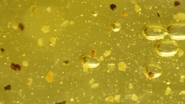 带有气泡的厚黄色物质背景的垂直视频 — 图库视频影像