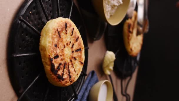 Χέρι Λαμβάνοντας Ένα Arepa Clombian Παραδοσιακό Φαγητό Από Ένα Τραπέζι — Αρχείο Βίντεο