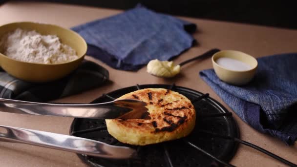 Χέρι Αφήνοντας Ένα Αλμυρό Arepa Clombian Παραδοσιακό Φαγητό Γίνεται Τυρί — Αρχείο Βίντεο