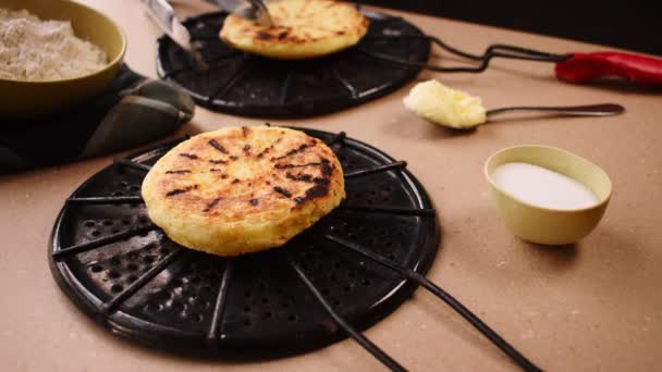 Χέρι Λαμβάνοντας Ένα Arepa Clombian Παραδοσιακό Φαγητό Από Ένα Τραπέζι — Αρχείο Βίντεο