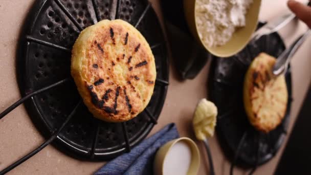 Κάθετο Βίντεο Χέρι Παίρνει Ένα Παραδοσιακό Φαγητό Arepa Clombian Από — Αρχείο Βίντεο