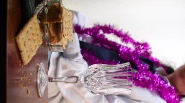 Partide şampanya bardağından içen bir kadının dikey videosu.