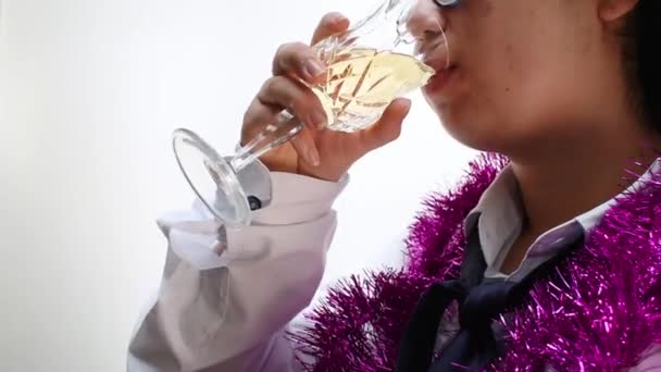 Žena Pije Poháru Šampaňského Párty — Stock video