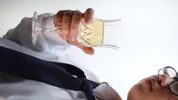 Вертикальное Видео Женщины Пьющей Бокала Шампанского Вечеринке — стоковое видео