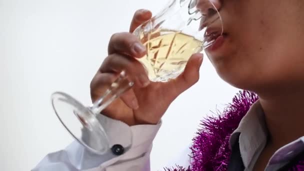 Женщина Пьет Бокала Шампанского Вечеринке — стоковое видео
